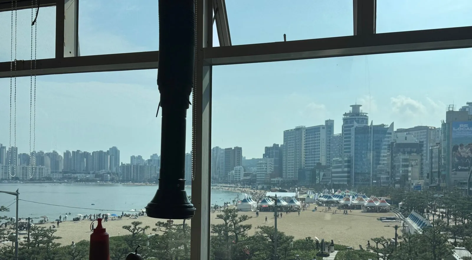 창가 자리에서 내려다본 광안리 해변과 바다