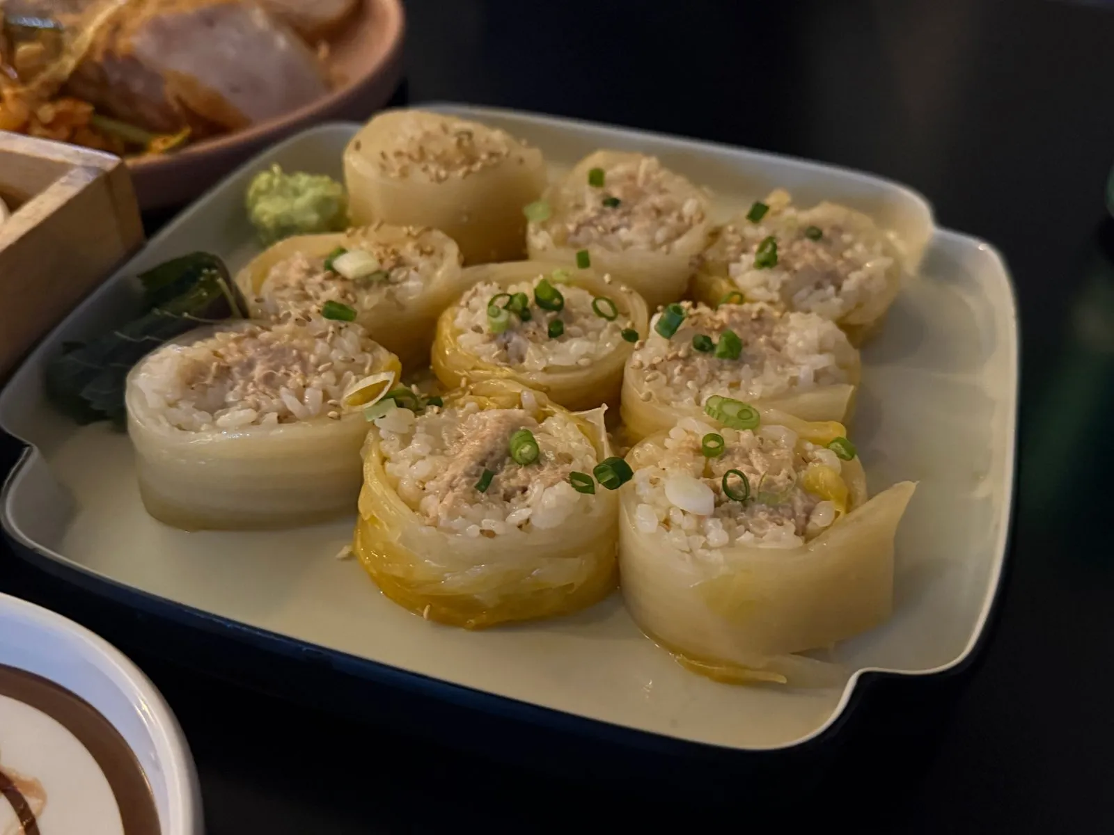 네모난 접시에 담긴, 묵은지로 감싼 참치김밥