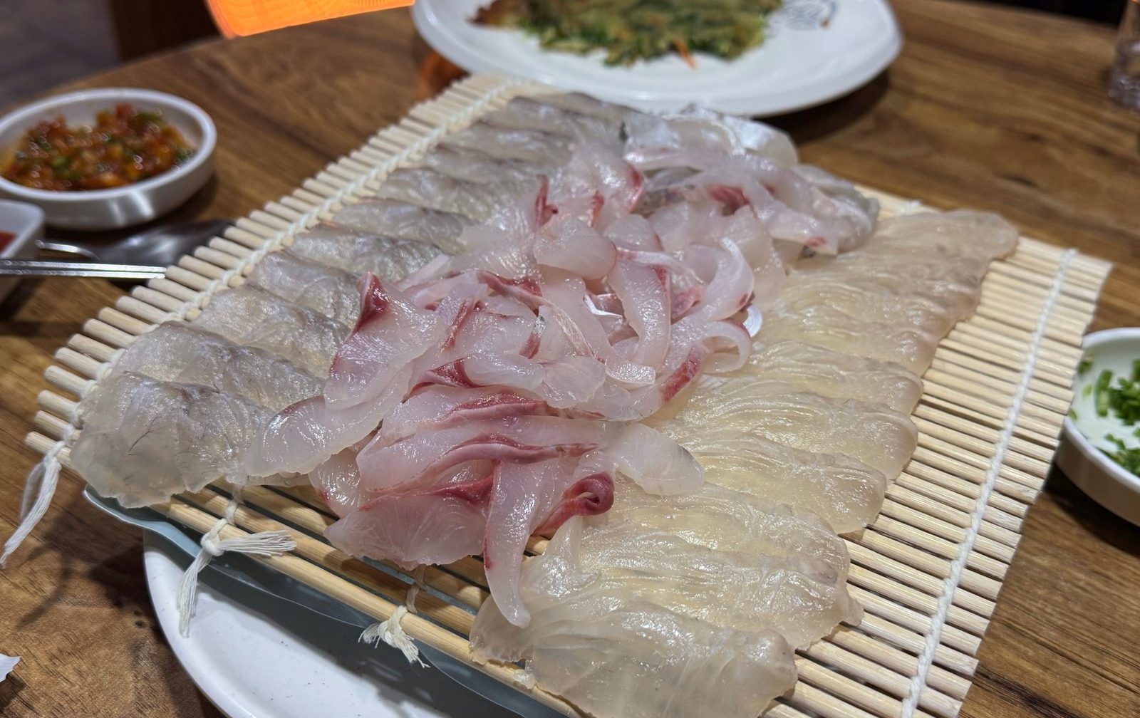 대나무 발 위에 길게 펴서 담은 모듬회