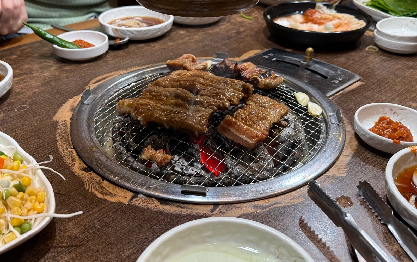 숯불 석쇠 위에서 익고 있는 양념갈비