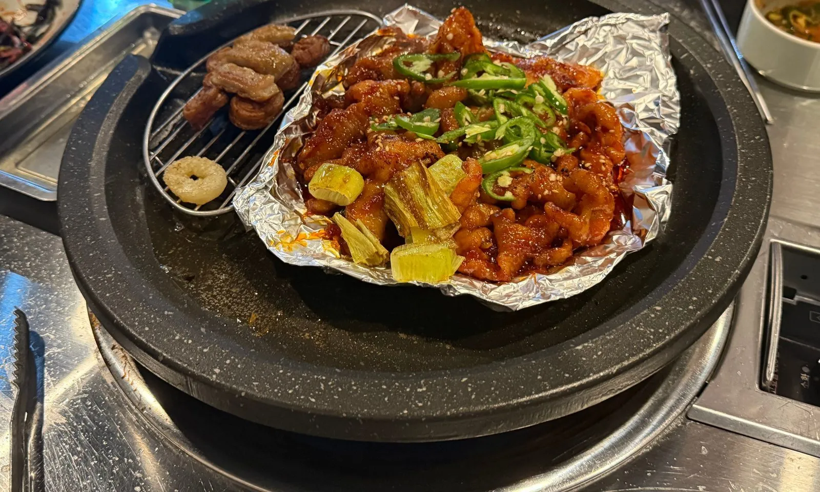 은박지 위에 담겨 불판에 올라간 양념 닭발