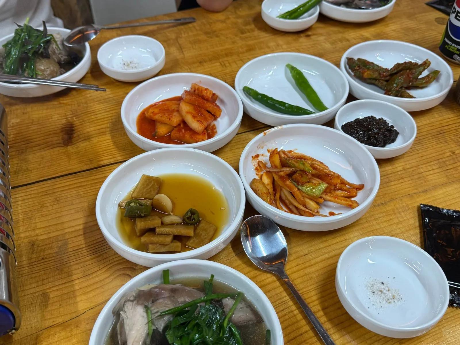 작은 접시에 담긴 김치와 고추, 장아찌 같은 밑반찬
