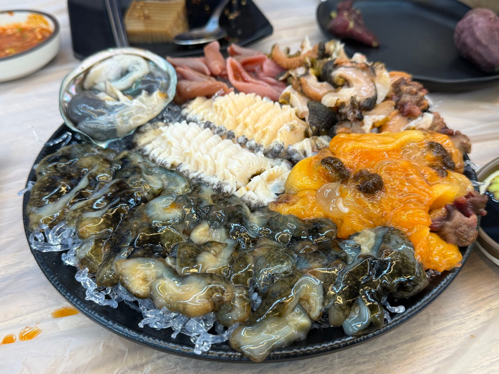 얼음 위에 여러 가지 해산물을 둥글게 담은 모듬해물 접시