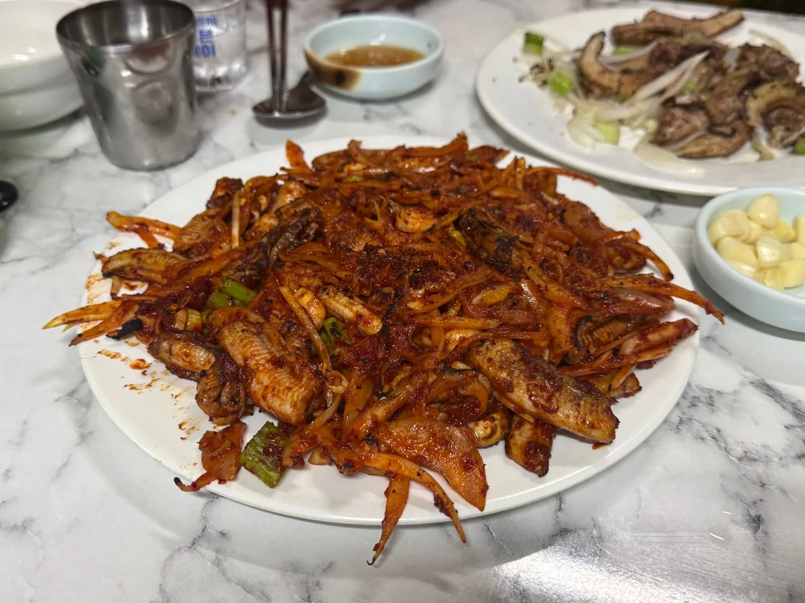 흰 접시에 붉은 양념으로 볶듯 구워 낸 곰장어 양념구이