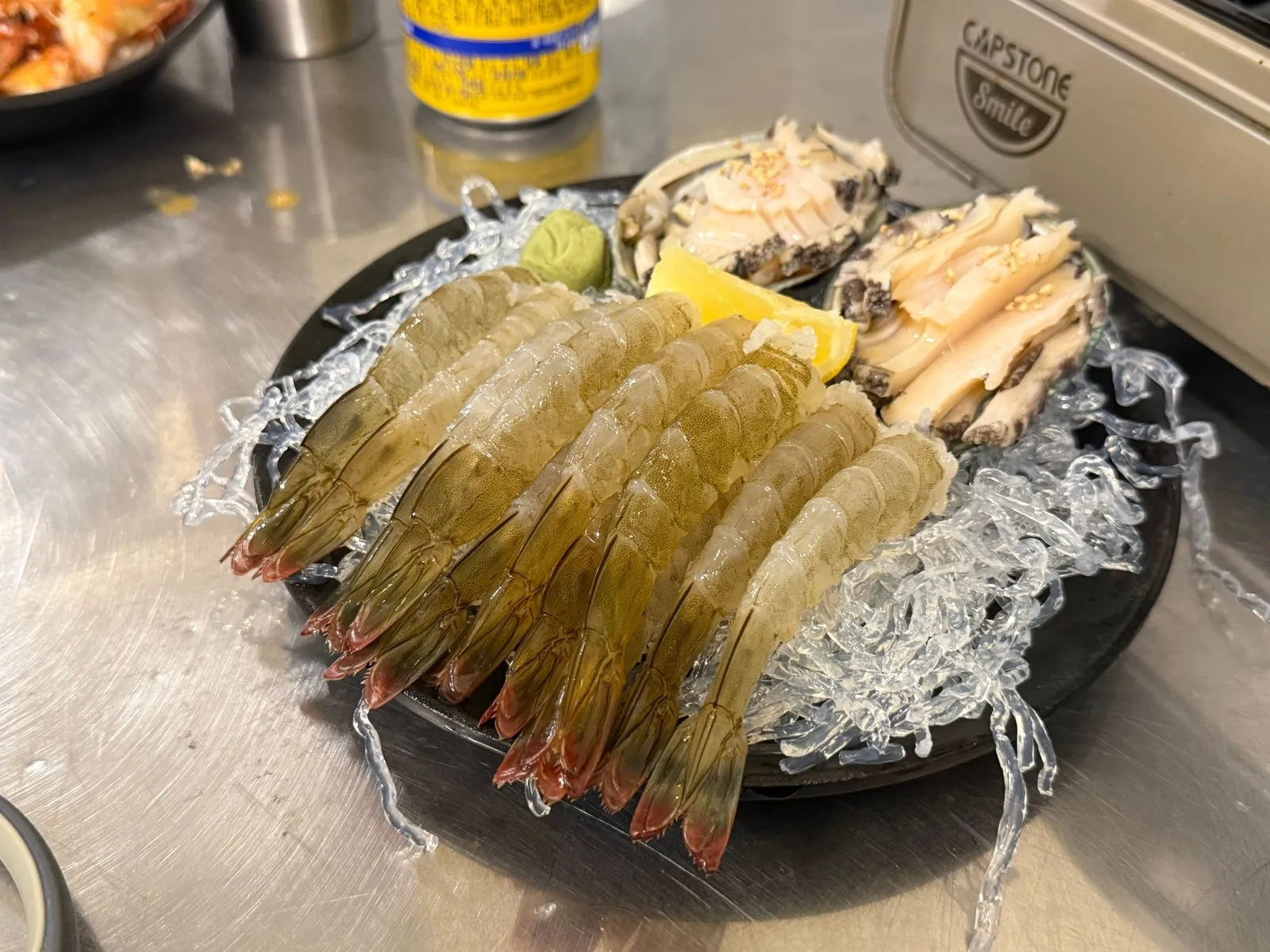 얼음 위에 올린 새우회와 전복회