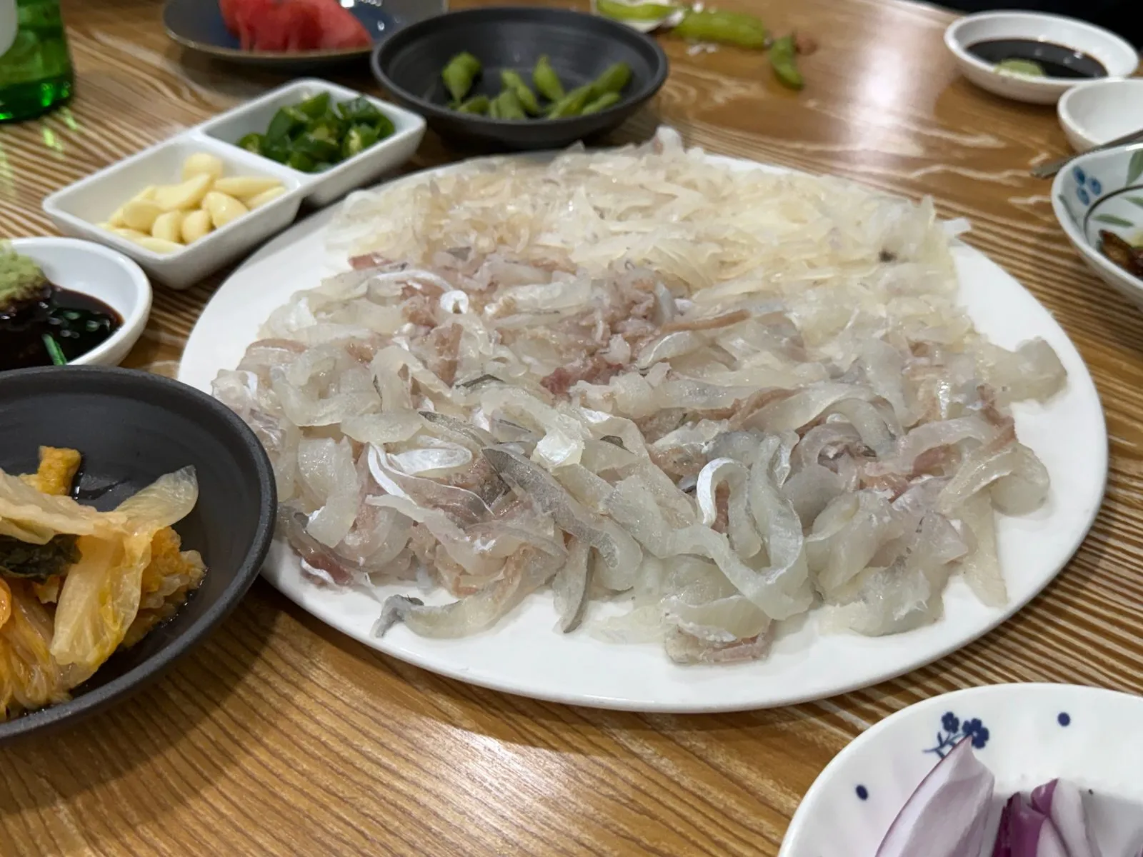 큰 접시에 담긴 쥐치회와 오징어회