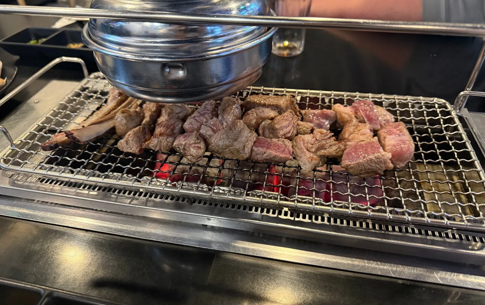 숯불 석쇠 위에서 익고 있는 양갈비