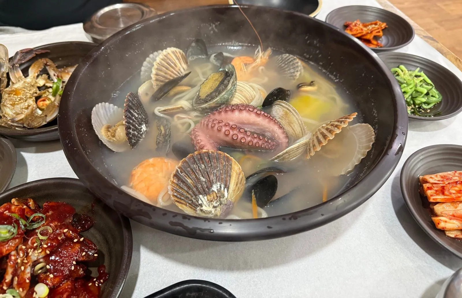 조개와 문어가 가득 담긴 해물 칼국수 냄비
