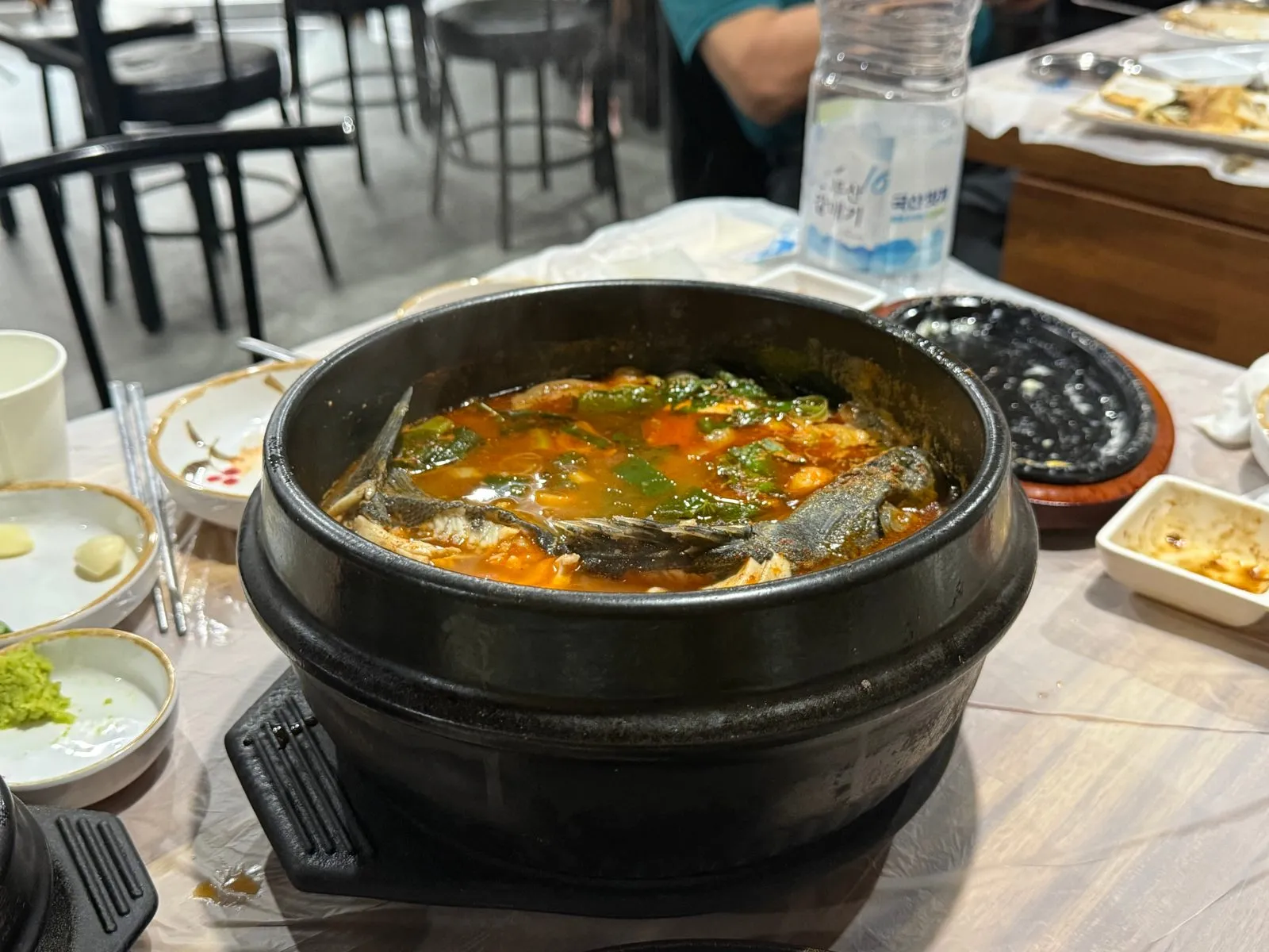 뚝배기에서 끓고 있는 붉은 국물의 매운탕
