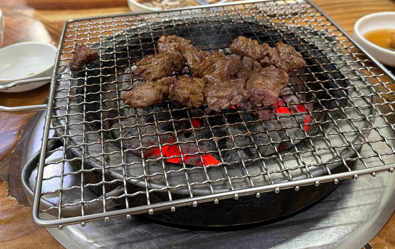 숯불 위 석쇠에서 익고 있는 갈매기살