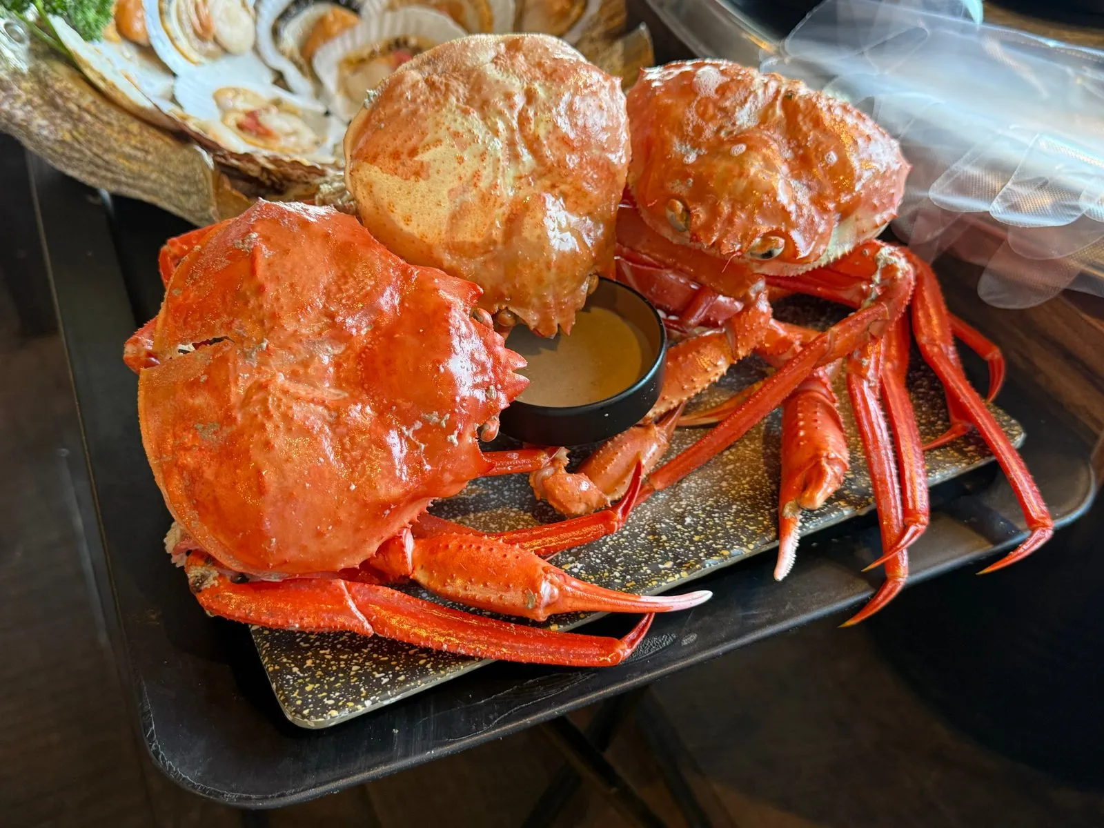 접시에 담긴 붉은대게 세 마리